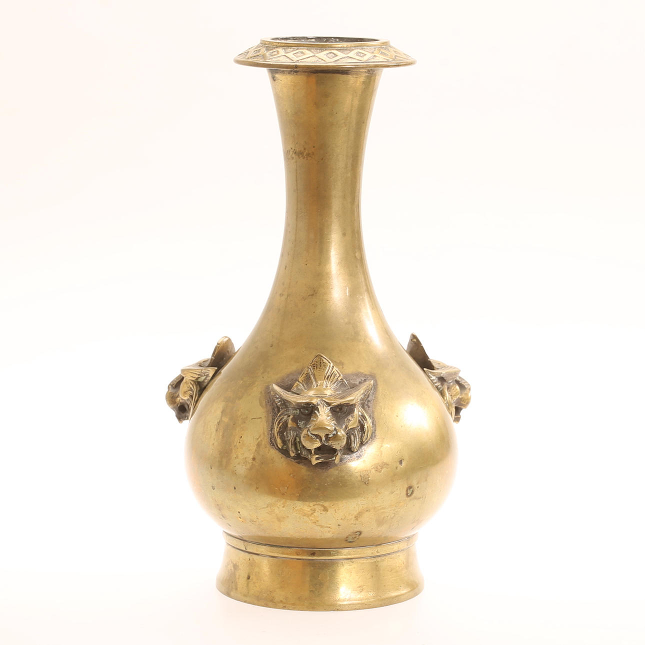 Un jarrón de bronce, oriental.