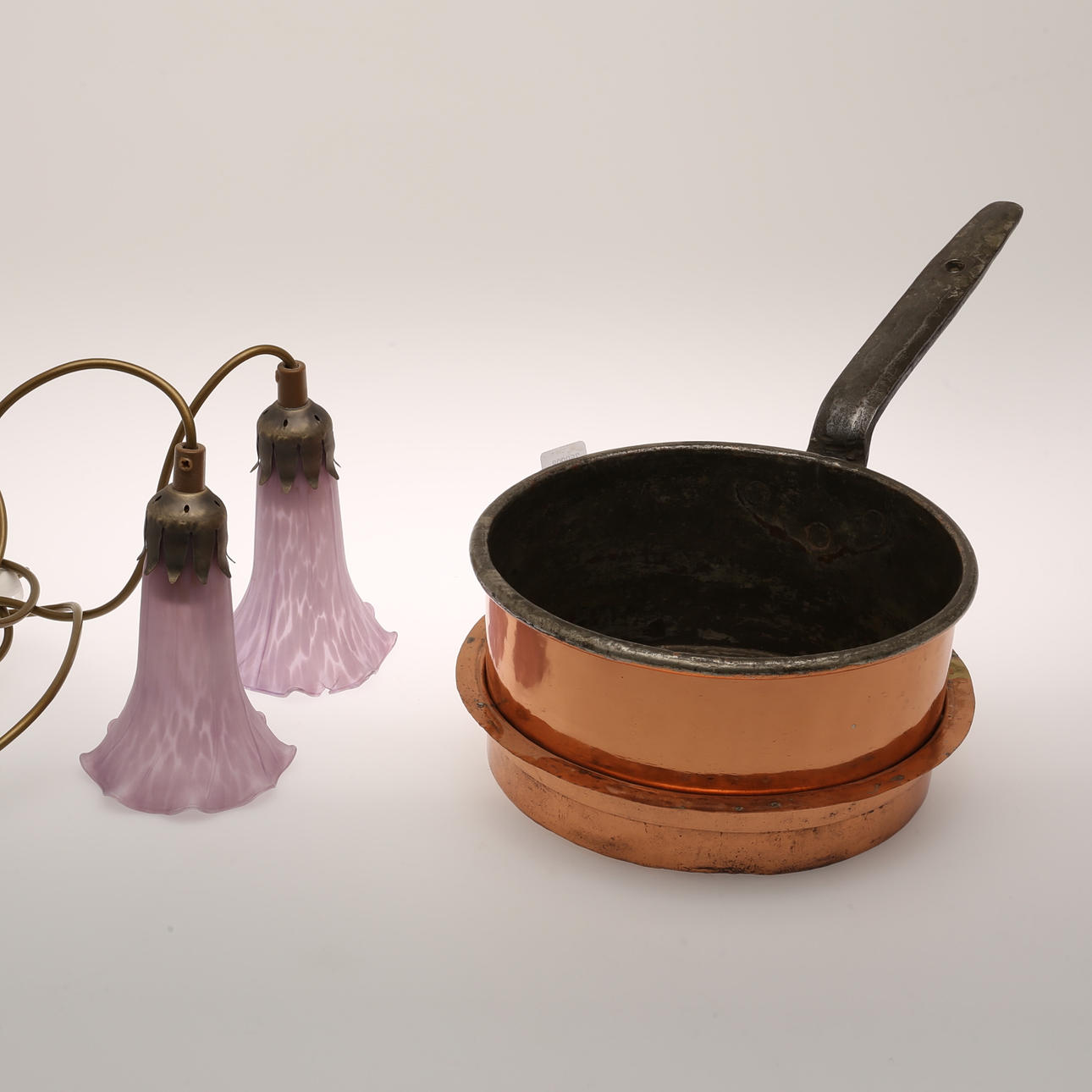 FÖNSTERBELYSNING, ett par i glas och kopparkastrull..