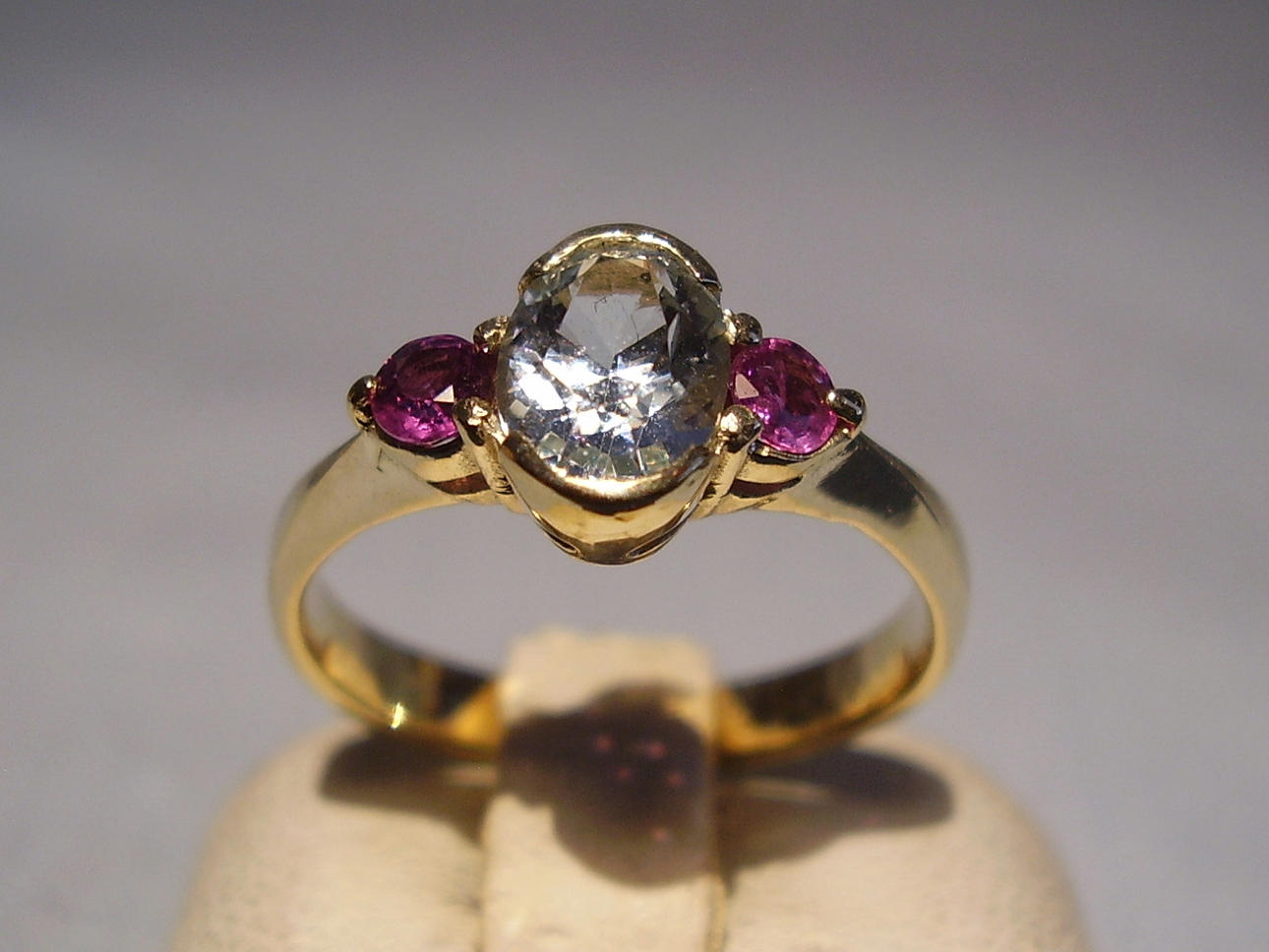 AQUAMARINE RUBIN-RING 375 gult guld.