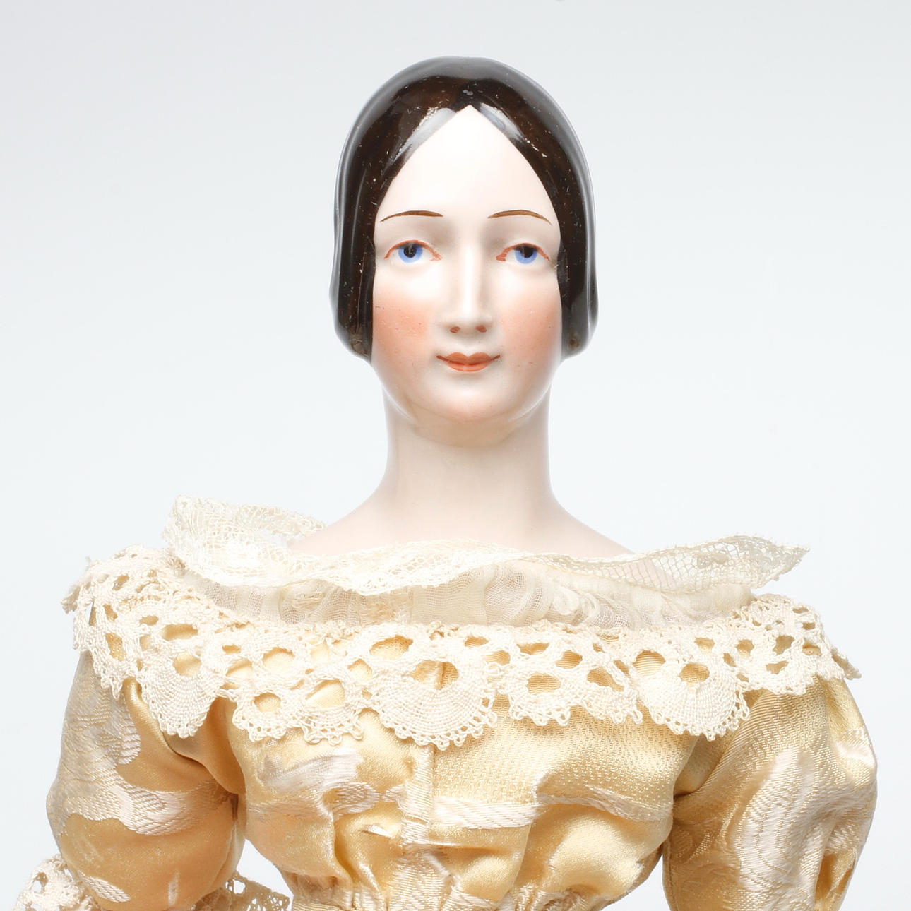 DOCKA, porslinshuvud, 1800-tal.