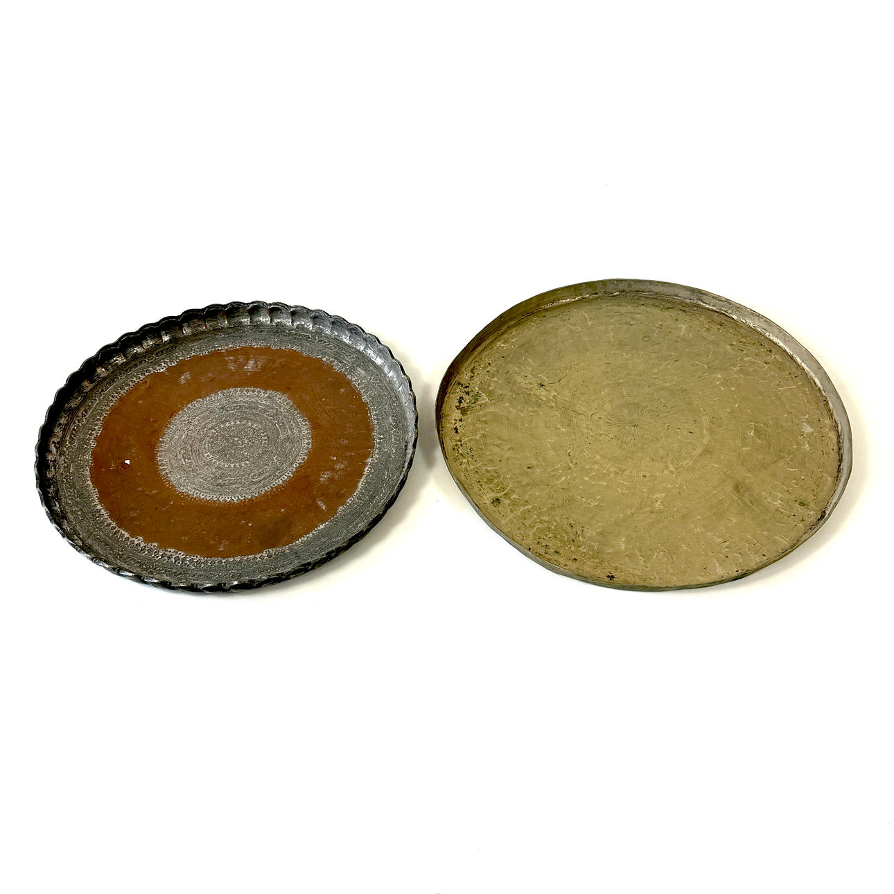 TVÅ STORA ÖSTRA BORDSMETALLBRICKOR.