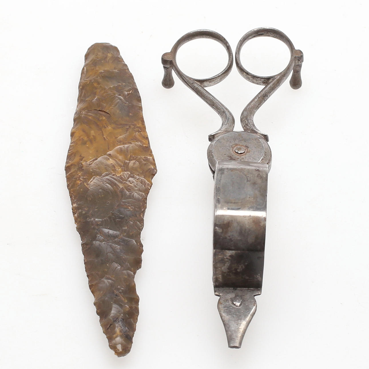 LJUSSAX, samt SKINNSKRAPA/PILSPETS, stål/flinta.