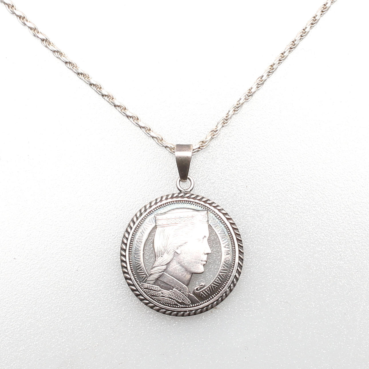 HALSBAND med HÄNGE, silver, Ryssland samt Italien, 1900-tal, vikt 11,57 gram.