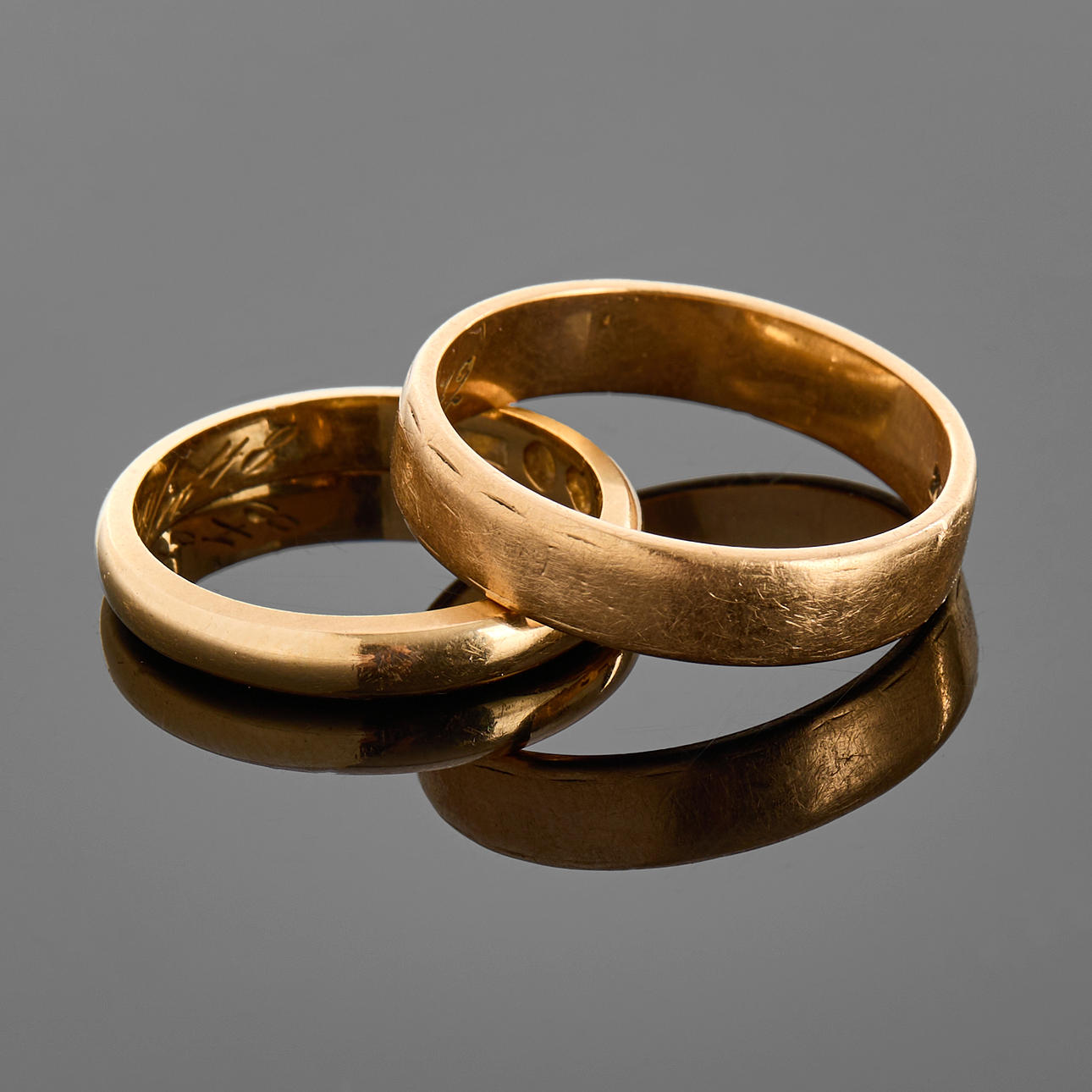 RINGE, 2 stk, glatte, 18K guld.