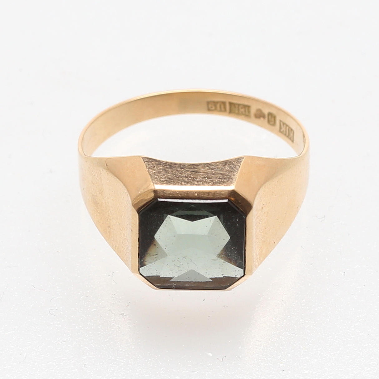 RING, 18K guld med krysoberyll, Vitala Guld Ingbert Karlsson, Vetlanda, 1970, totalvikt 4,82 gram.