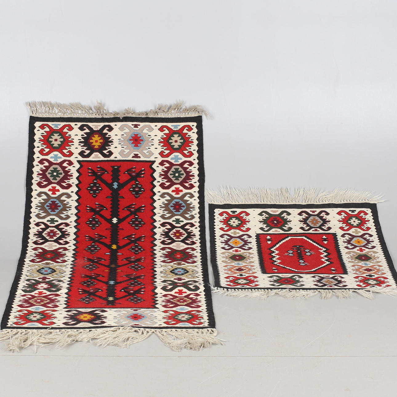 MATTOR, 2 st, vävda, Latin/Sydamerika, 1900-talets andra hälft.