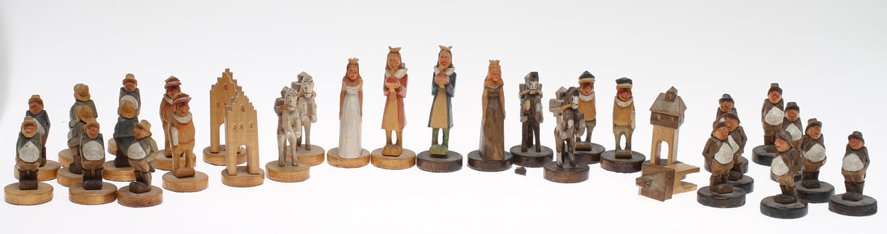 SCHACKPJÄSER, 32 st, snidat trä, 1900-tal.