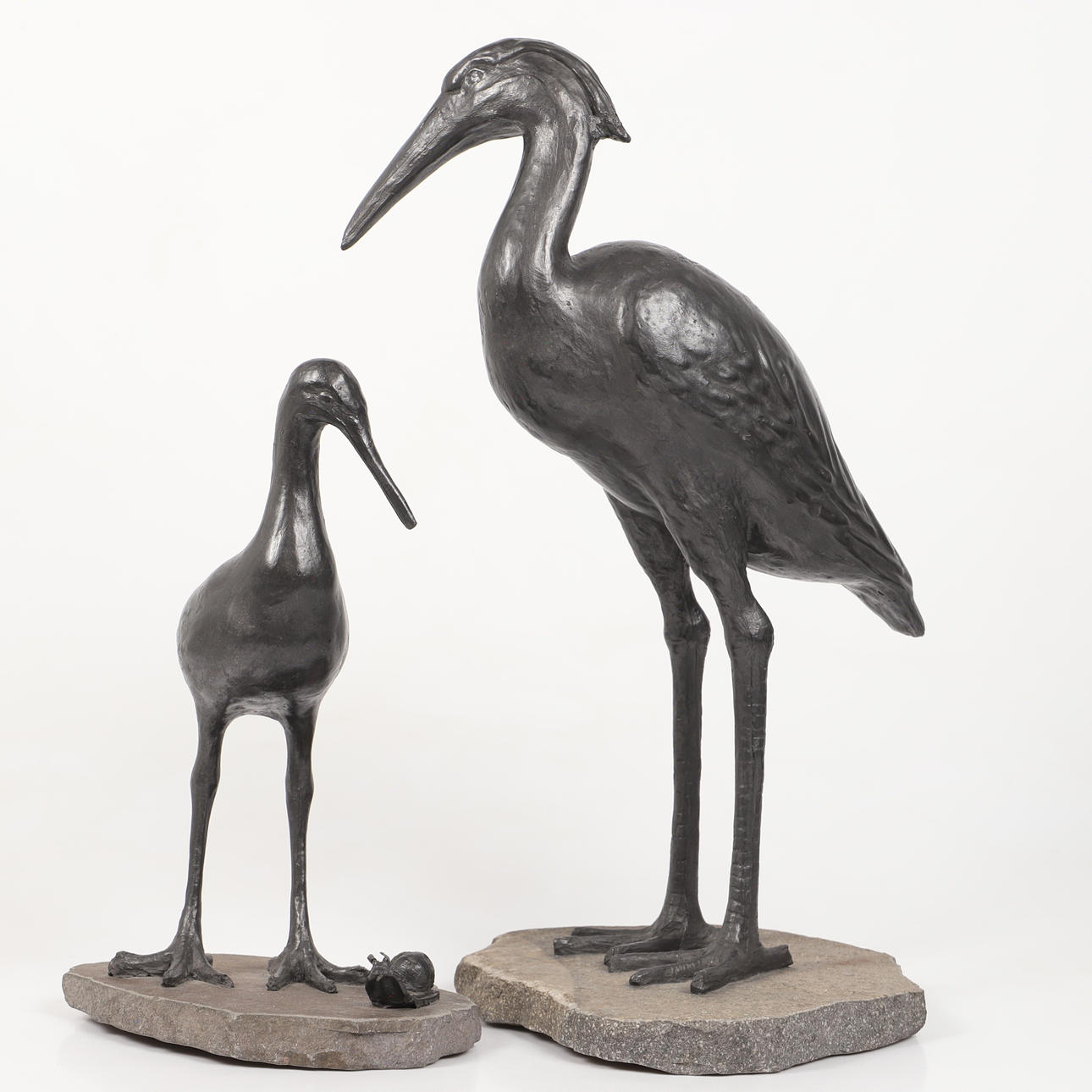 SKULPTUREN, 2 Stück, Vögel, Kunststoff mit Steinplatte.