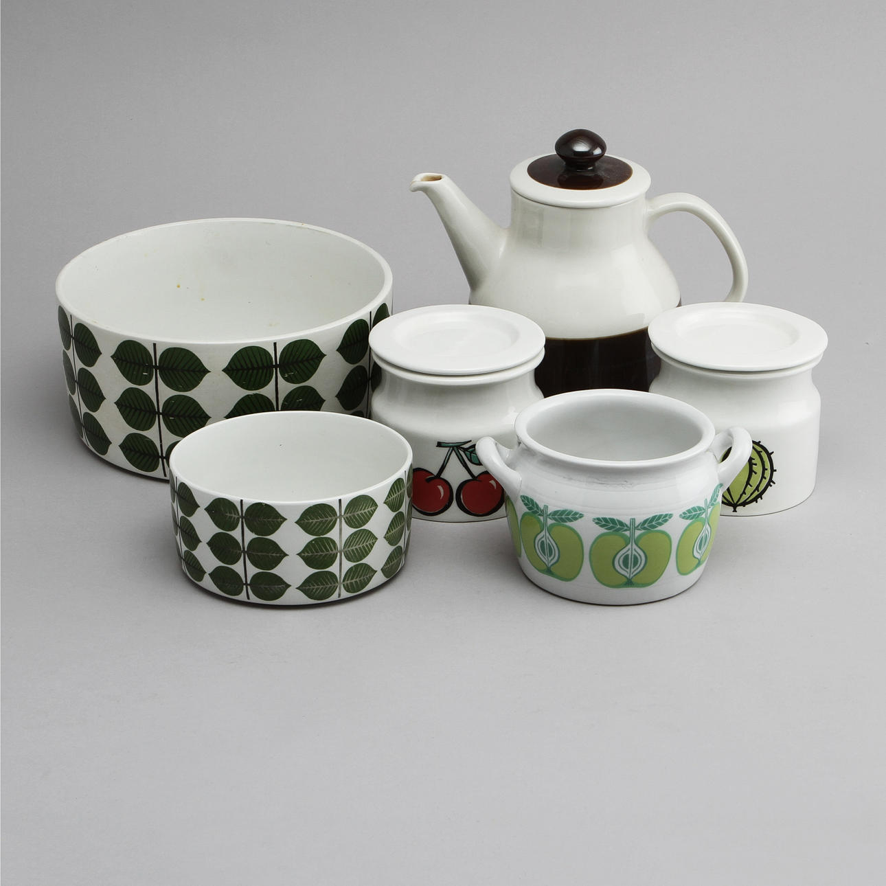 SKÅLAR, 2 st, KÄRL, 3 st samt KAFFEKANNA, stengods, Arabia samt Rörstrand.