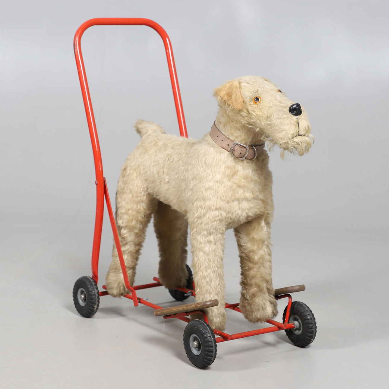 VINTAGE TRIANG LINE BROS PULL ALONG DOG.