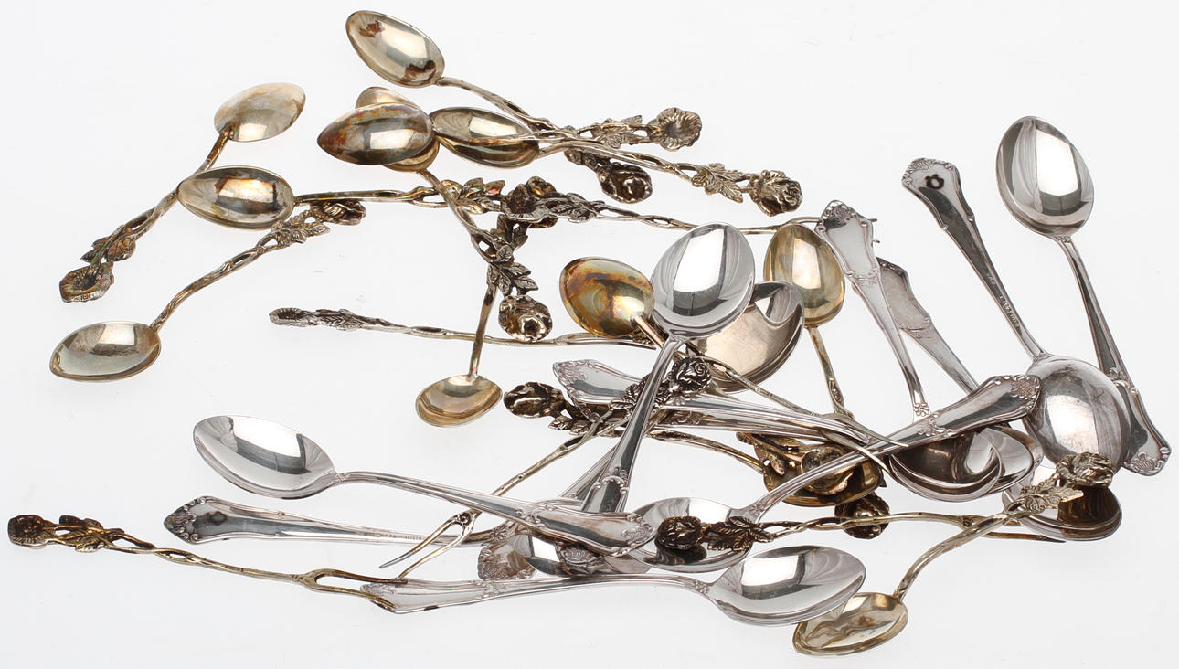 SILVERFÖREMÅL, skedar, smycken, mynt, vikt ca 341 gram.