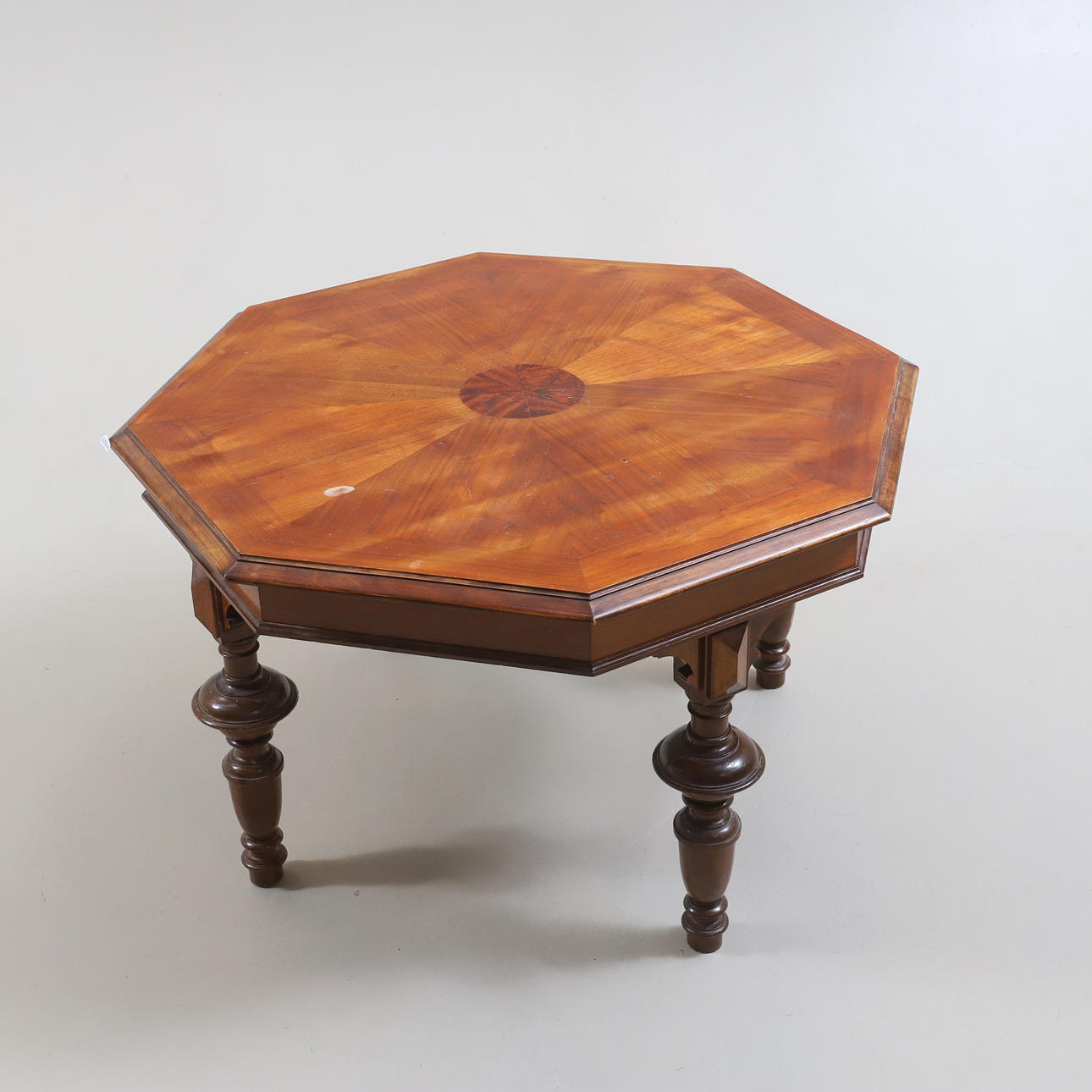 BORD, octagon, 1900-talets första hälft.