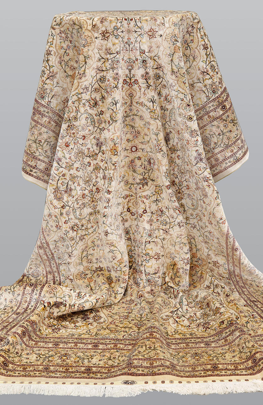 SILKESMATTA. Orientalisk, 279 x 184 cm.