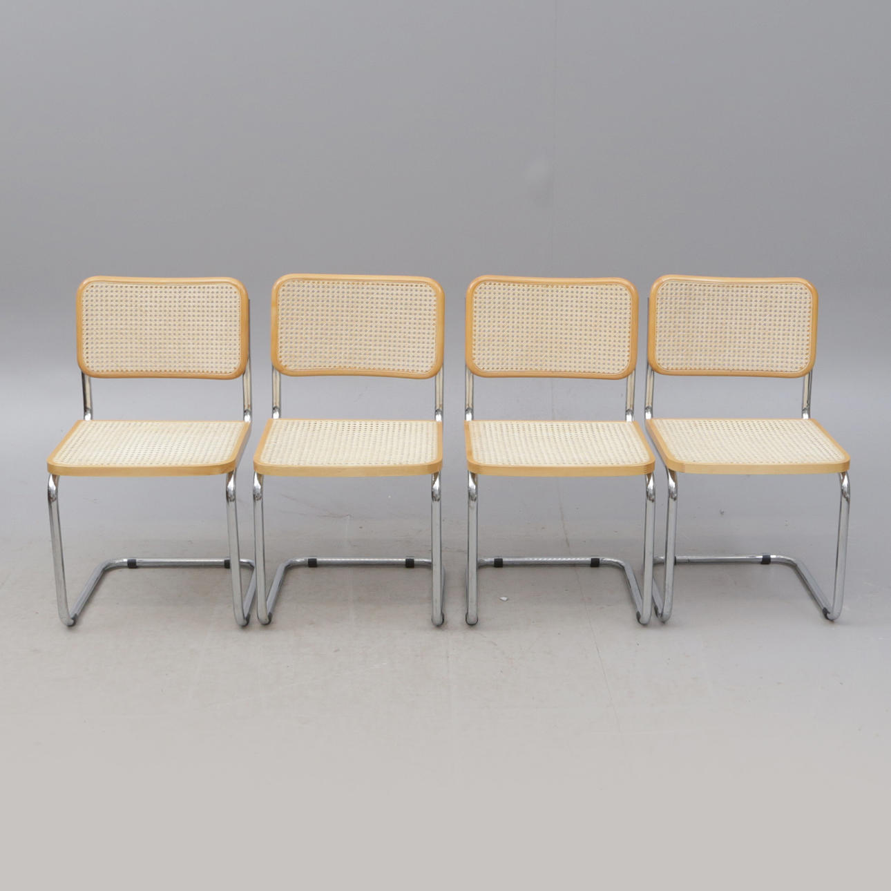 Et sæt med 4 rattan/jern stole.