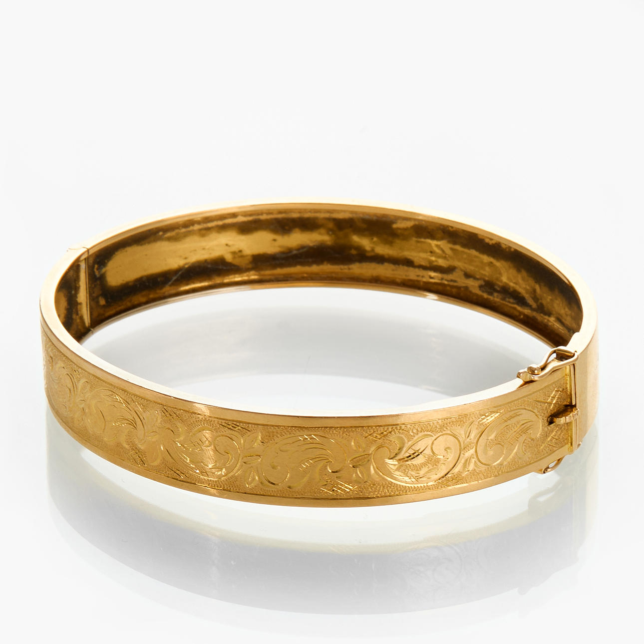 BRACELET, rigid, 18k gold, engraved decor.