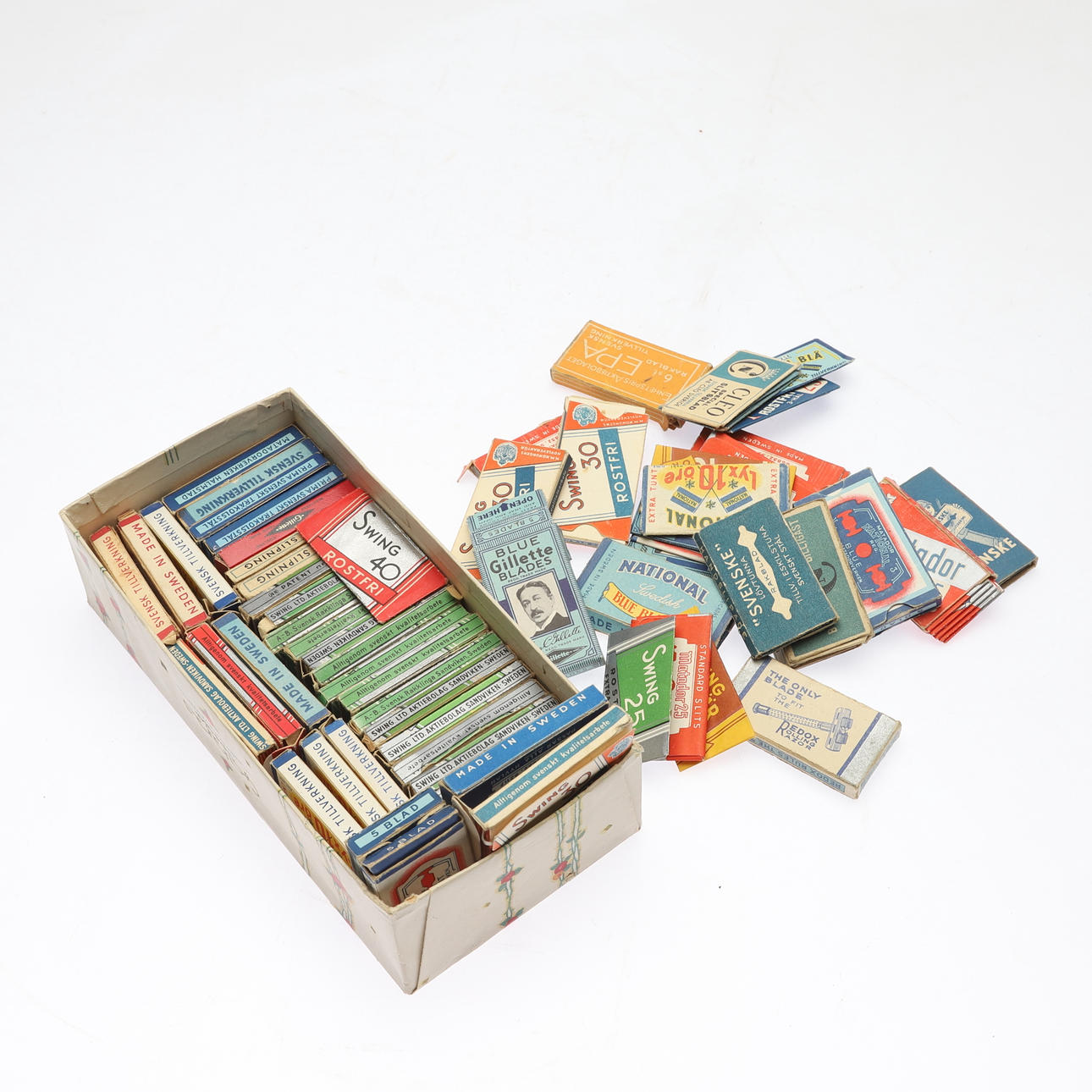 BATCH RAZOR BLADES, about 50 pcs boxes.
