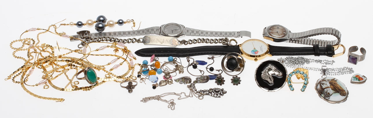 SMYCKEN och ARMBANDSUR, bl.a. silver.