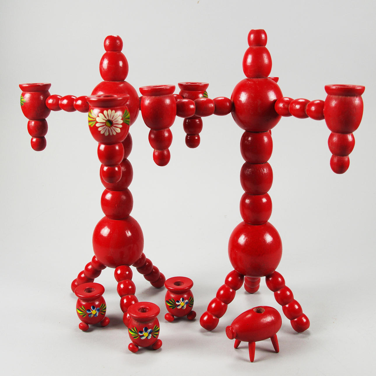 KANDELBARAR SAMT LJUSSTAKAR, målad juldekor på trä.