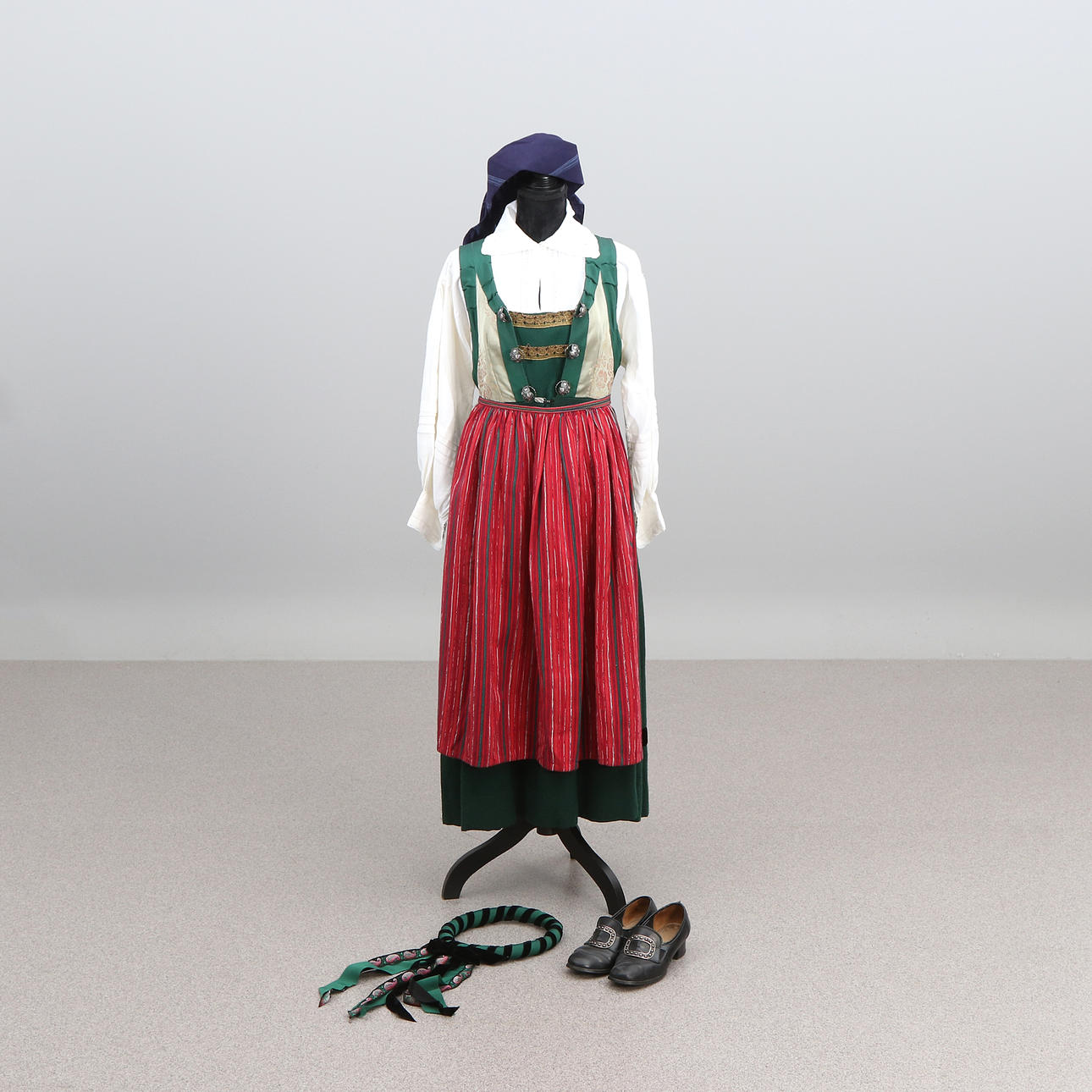 FOLKDRÄKT, TORNA HÄRAD, Ull, bomull, silver mm.