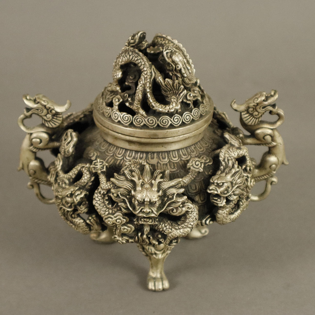 - RØGELSESBRÆNDER - Kina, sølvfarvet metal.