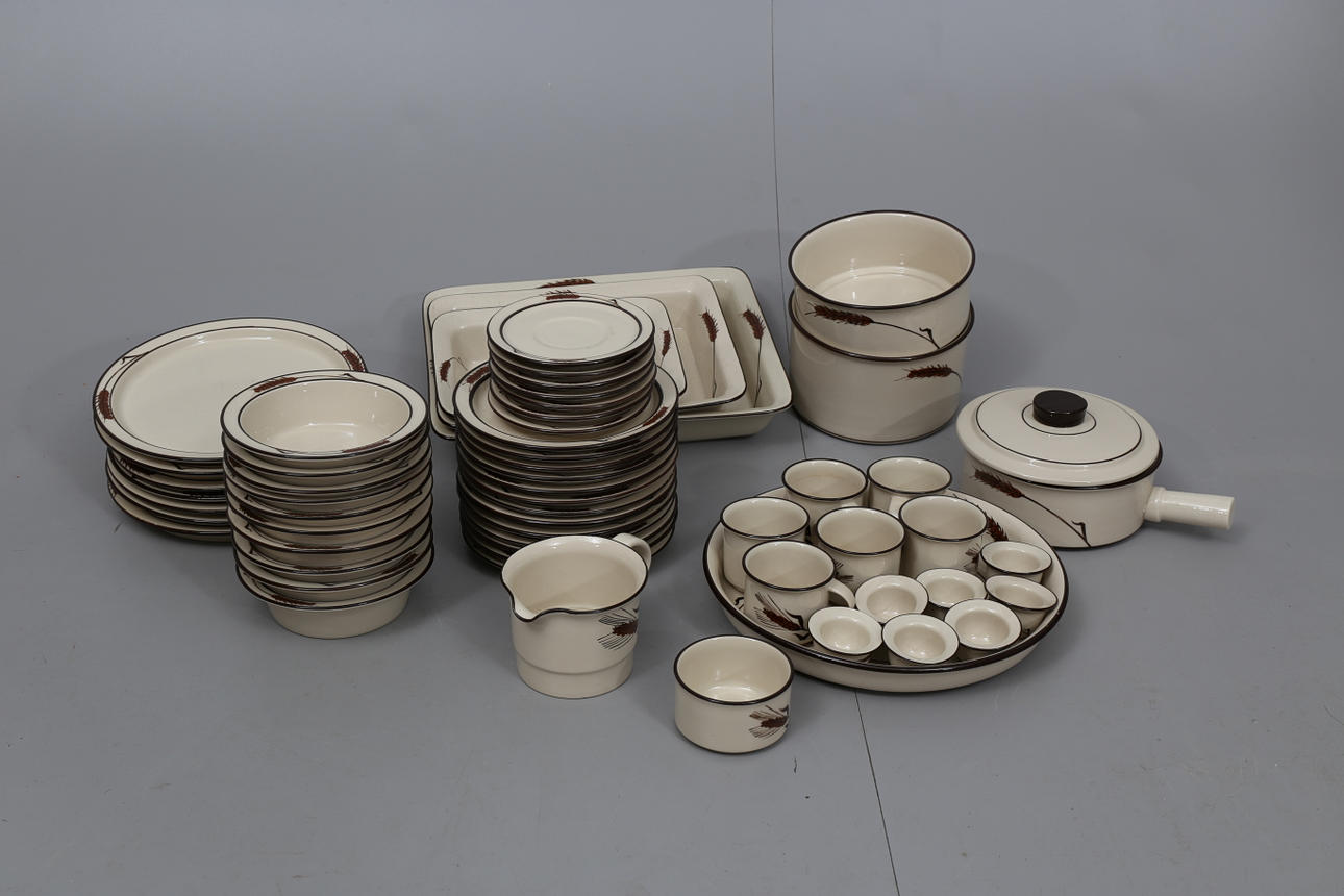 MATSERVIS, stengods, 59 delar, Höganäs, 1900-talets andra hälft.