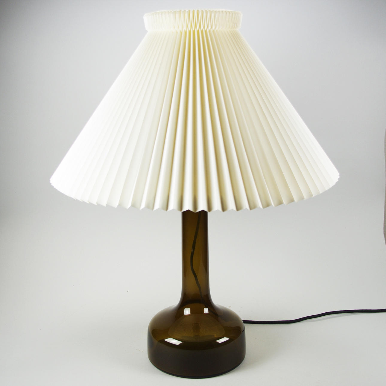 BORDLAMPE, glas med Le Klint skærm.