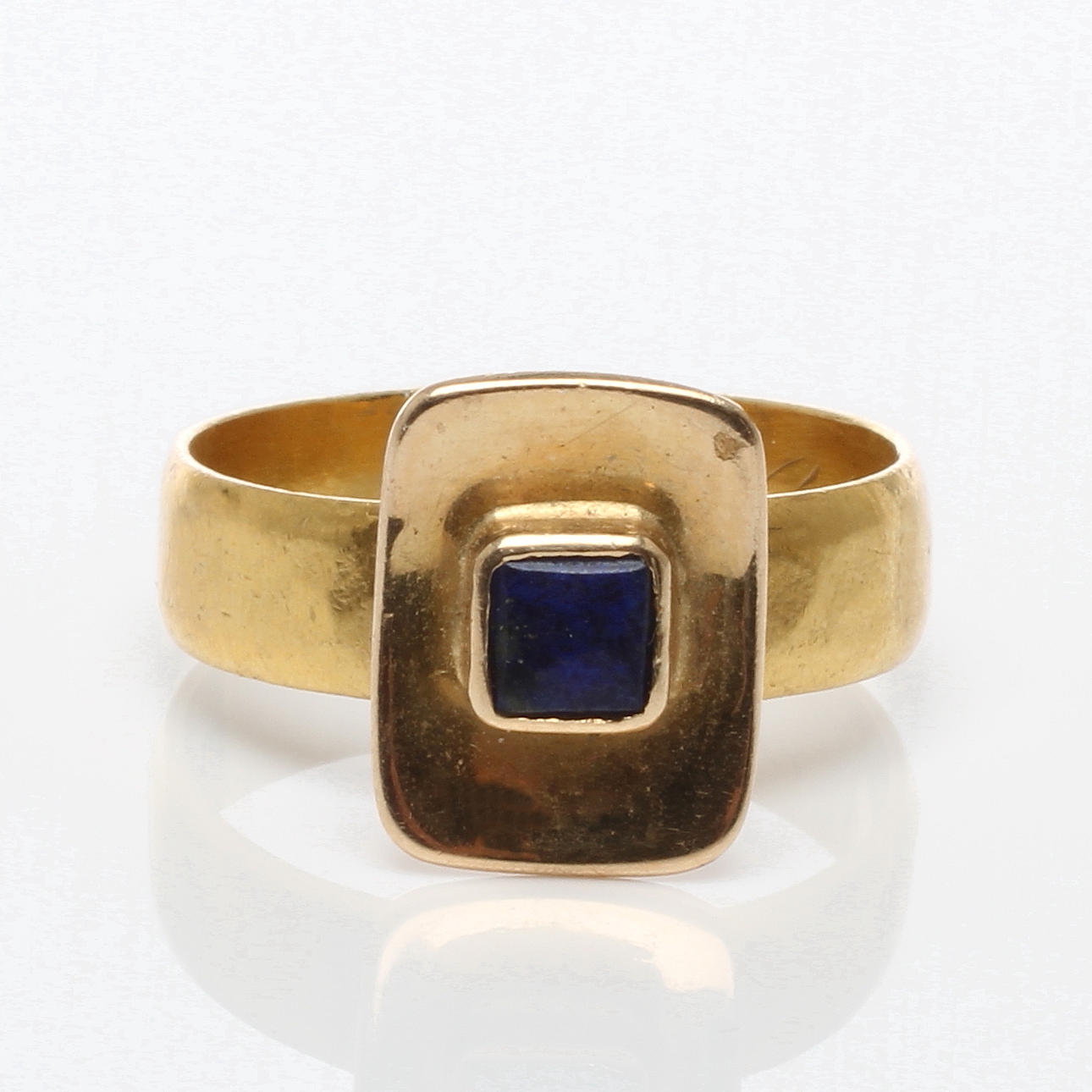 RING, 18k samt 23k guld med blå sten, 1900-tal.