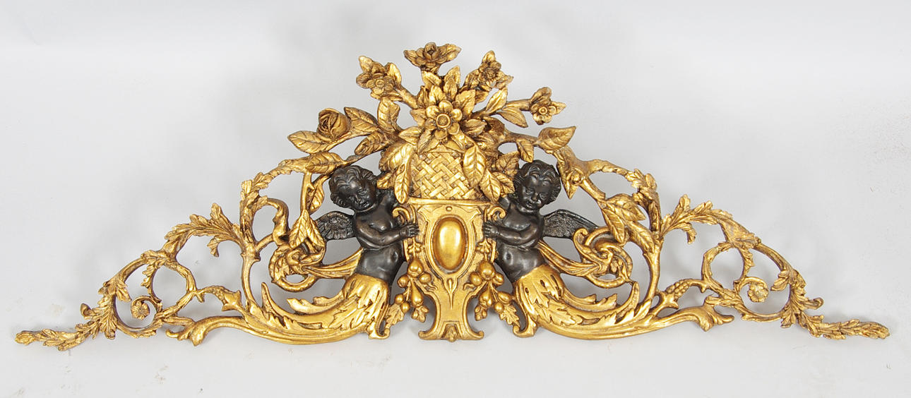 KRÖN, förgyllt med änglar, rokokostil, samtida.