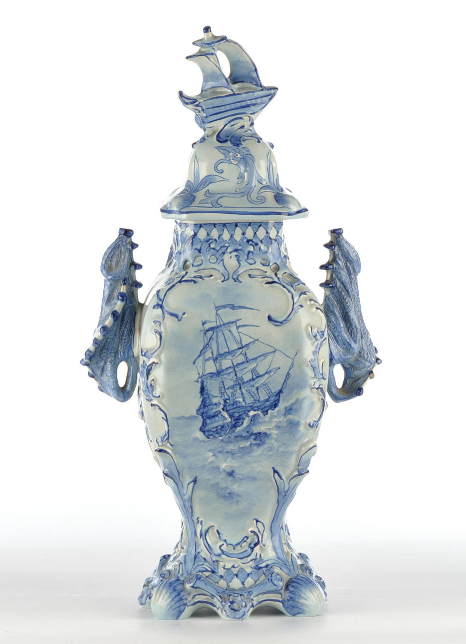 KERAMIKVASE. Maritim dekor Pommel segelbåt, hantera skrynkliga segel, fötter skal.