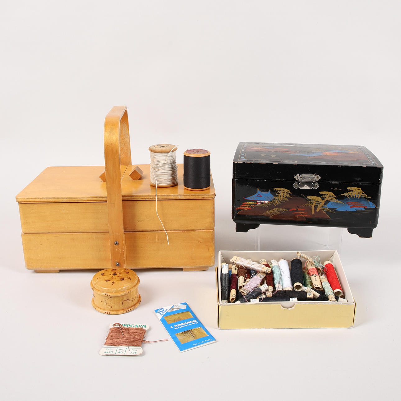 A pair of sewing accessories and sewing accessories, from the 20th century.