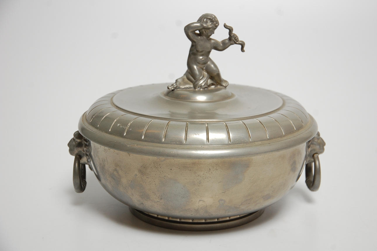 SKÅL med lock tenn, stämplad NJ Nordiska Juvelaktiebolaget Stockholm 1936.