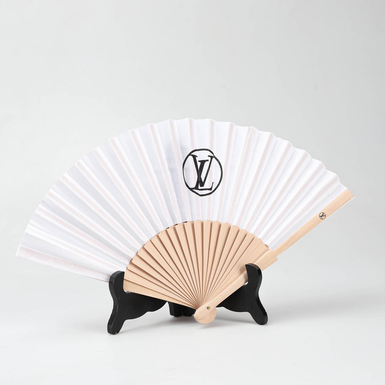 LOUIS VUITTON, Solfjäder, lövträ, textil.