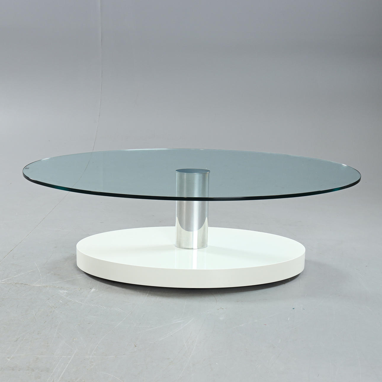 ROLF BENZ. Couchtisch auf Strickjacken, Glasplatte, modern.