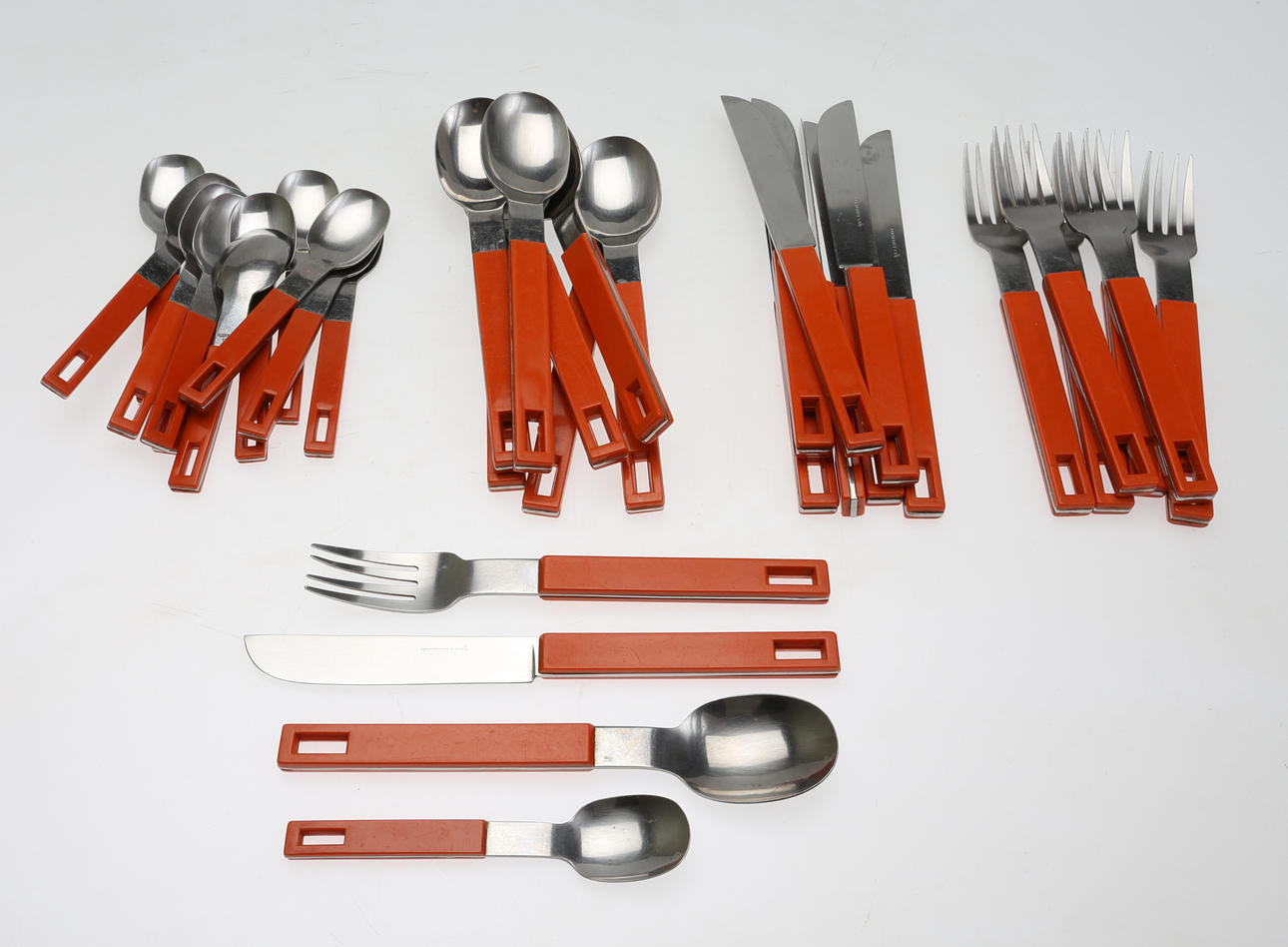 BESTICK, 35 delar, plast och rostfritt, 1900-talets senare hälft.