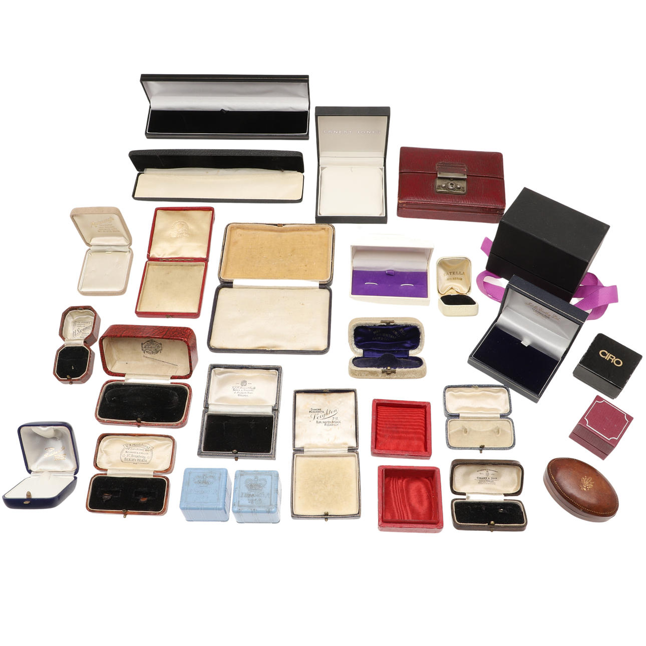 UNA CANTIDAD DE CAJAS PARA JOYAS VARIADAS.