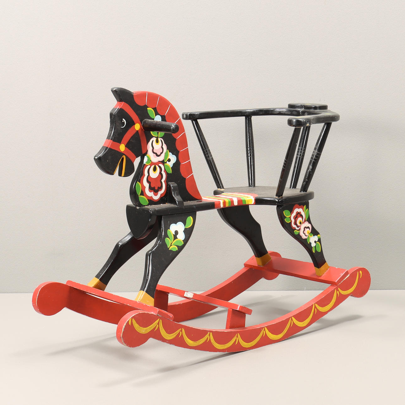 GUNGHÄST trä, med ryggstöd.