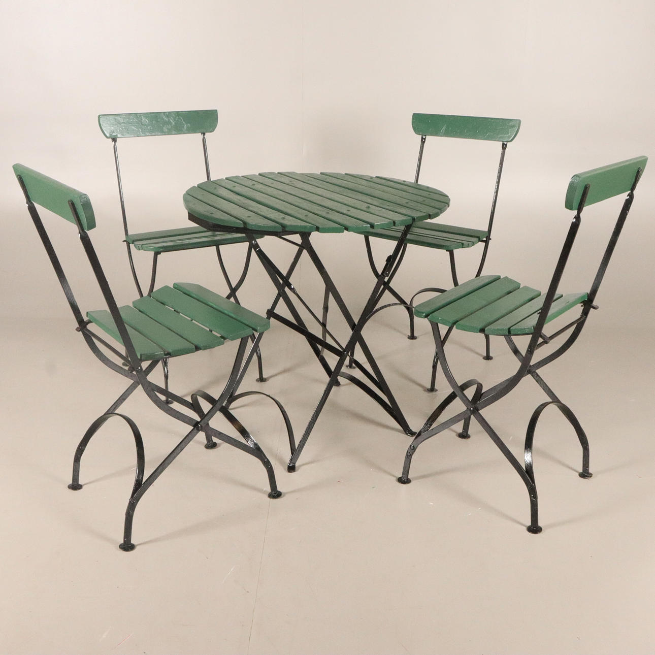 MESA con 4 SILLAS, modelo cervecería.