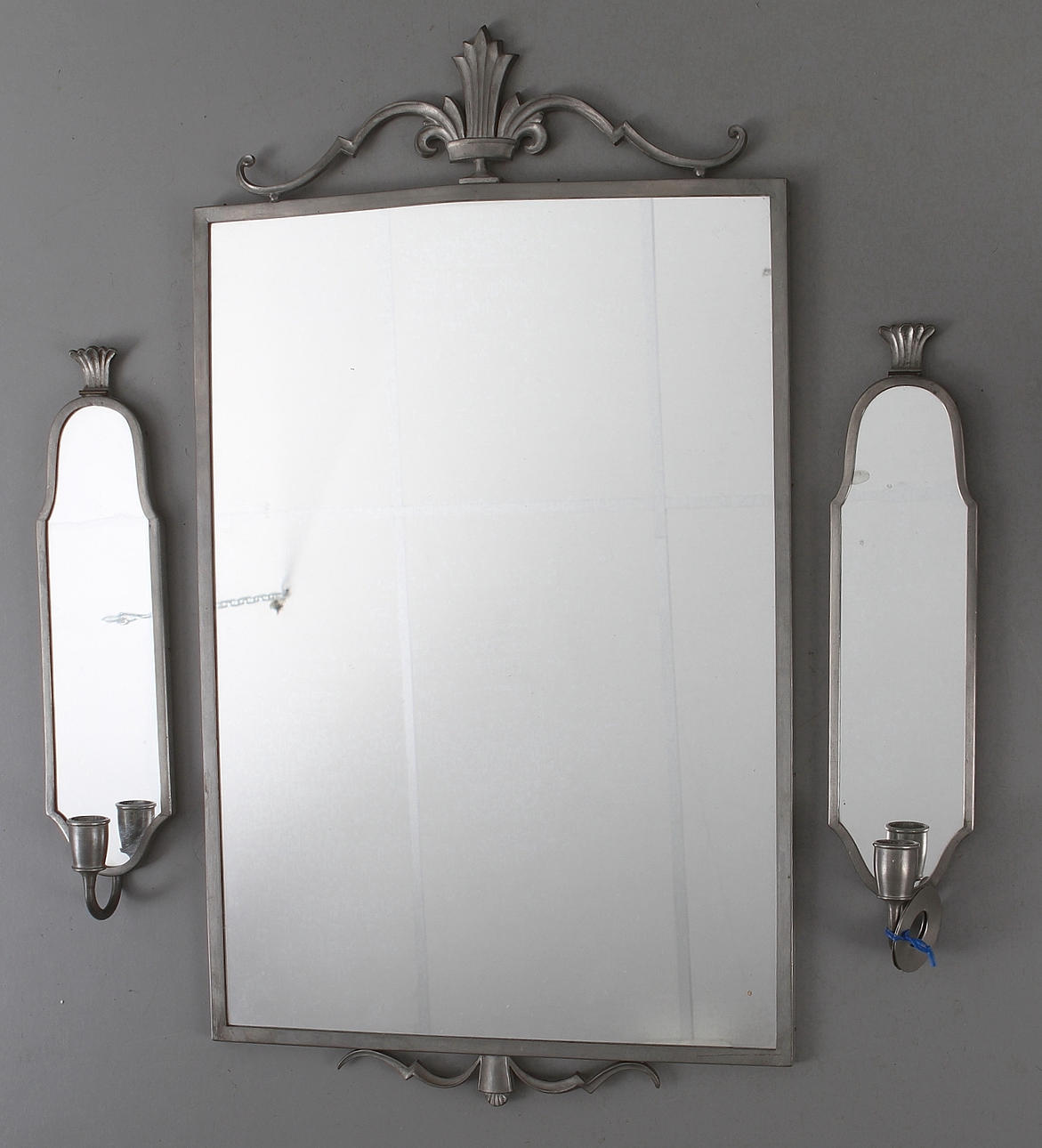 SPEGEL och SPEGLLAMPETTER, 1 par, tenn, 1900-talets första hälft.