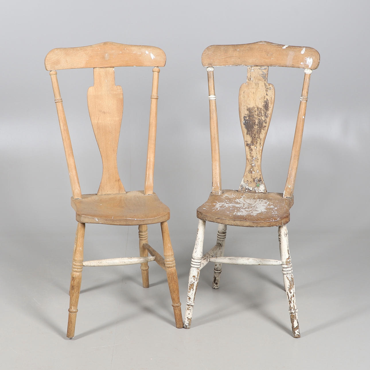 ETT PAR KÖKSSTOLAR MED HÖG RYGG.