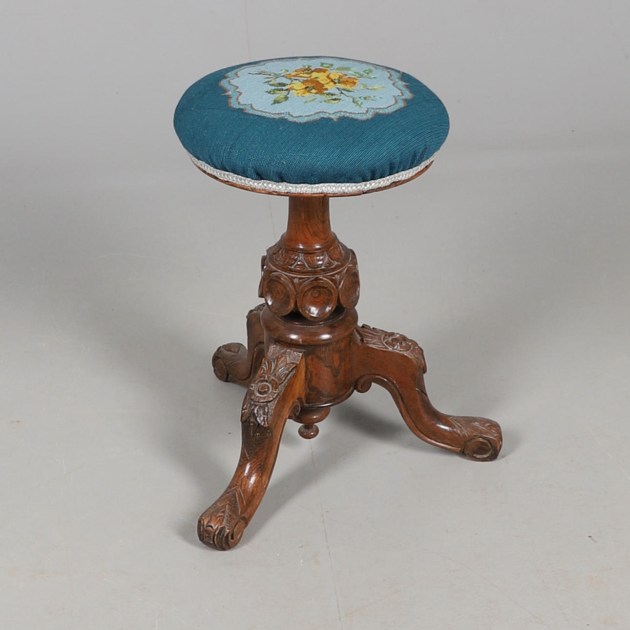 VIKTORIANISCHER DREHBARER KLAVIERHOCKER AUS GESCHNITZTER EICHE.