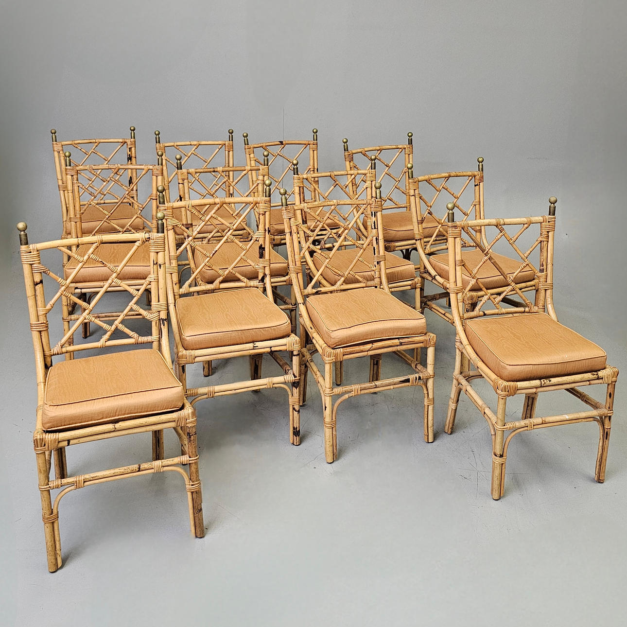 JUEGO DE 12 SILLAS DE CAÑA DE BAMBÚ.