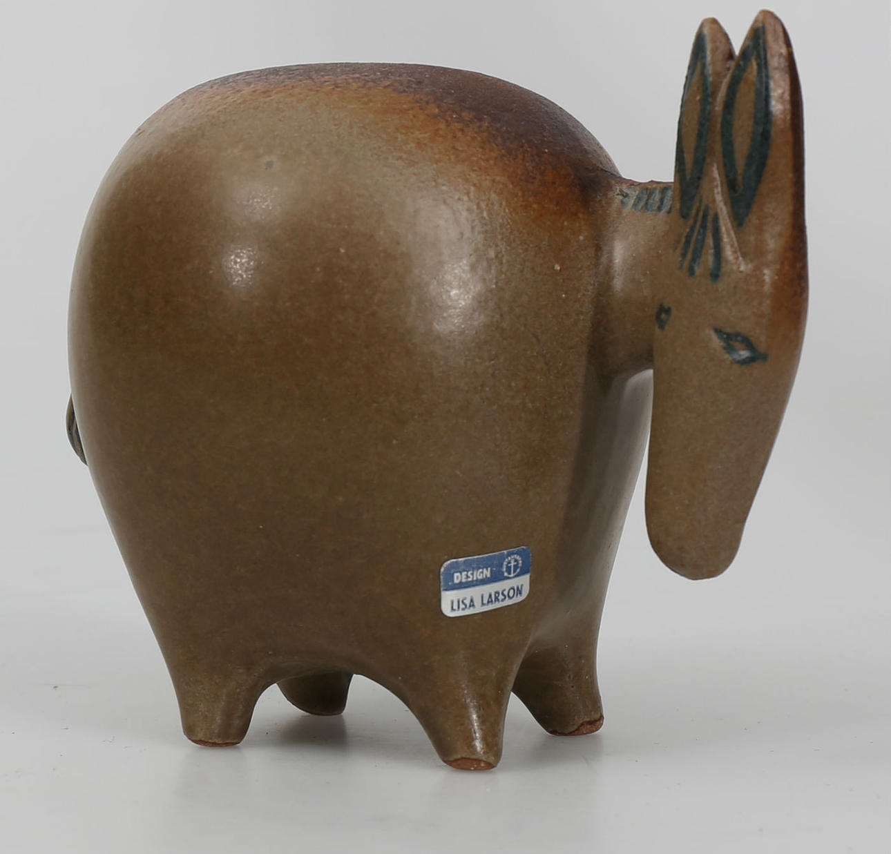 LISA LARSON. Figurin, stengods, Åsna, Gustavsbergetikettmärkt.