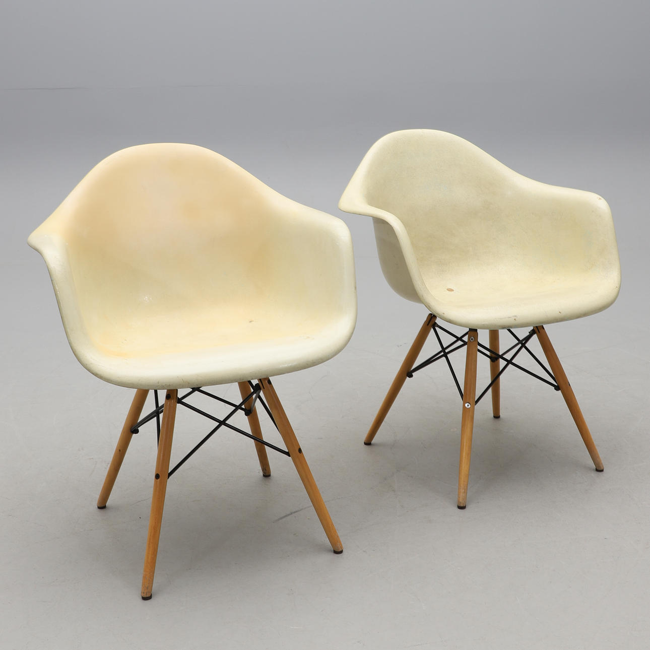CHARLES & RAY EAMES. LÆNESTOLE, et par, „DAW“, glasfiber.