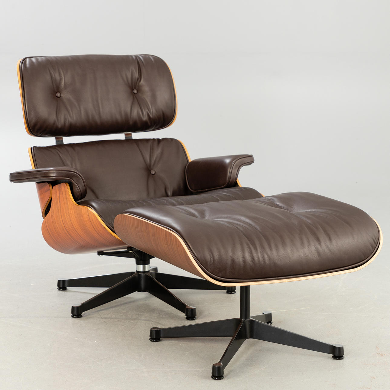 RAY & CHARLES EAMES. Vitra. Lounge Chair mit Ottomane.