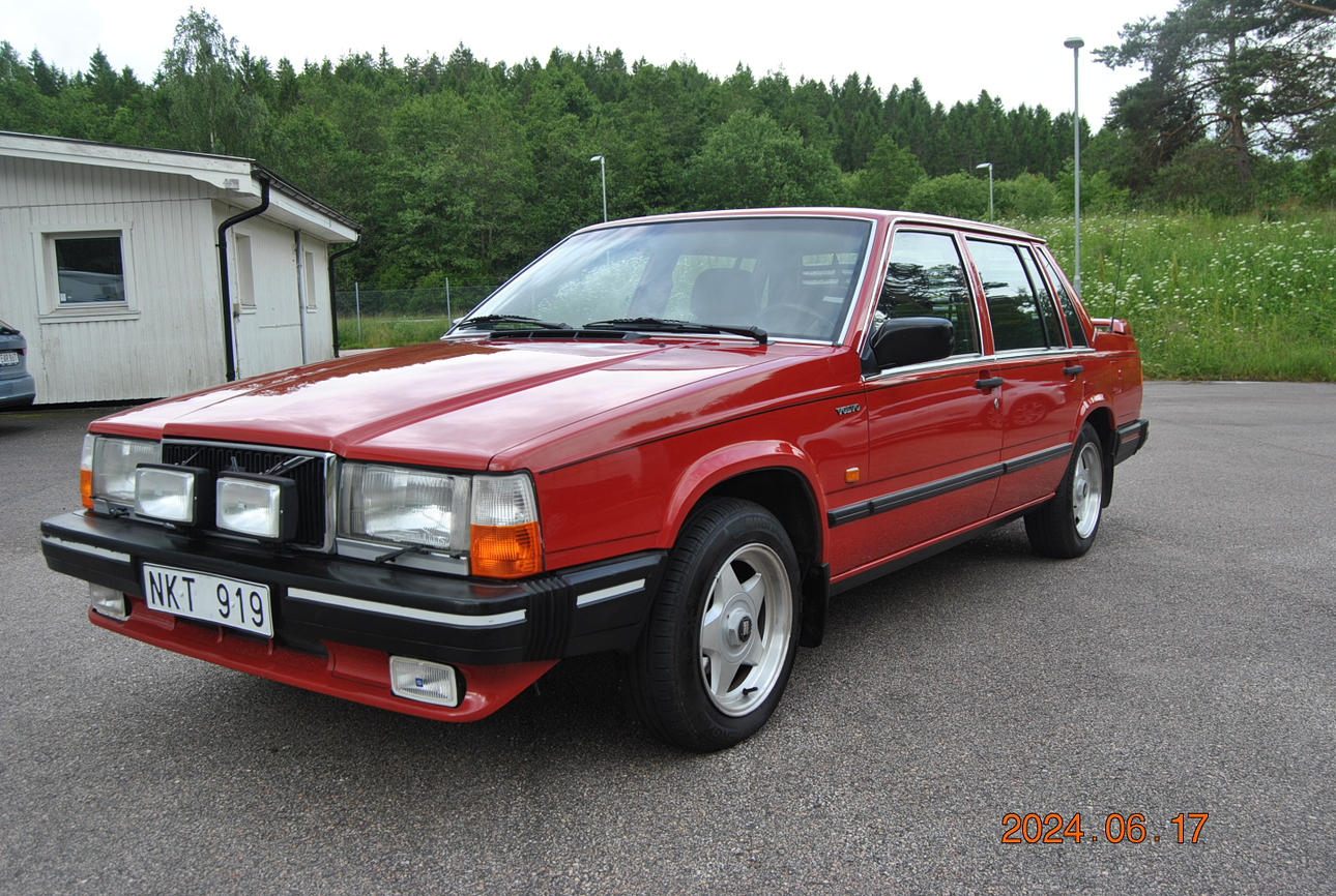 VOLVO 740 GI, 1988 model, 13400 miles.