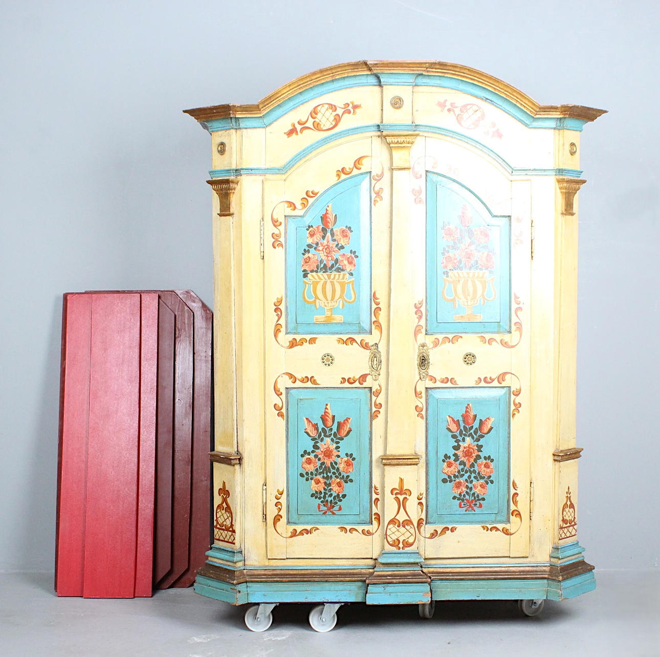 Kleiderschrank / Bauernschrank mit Malerei.