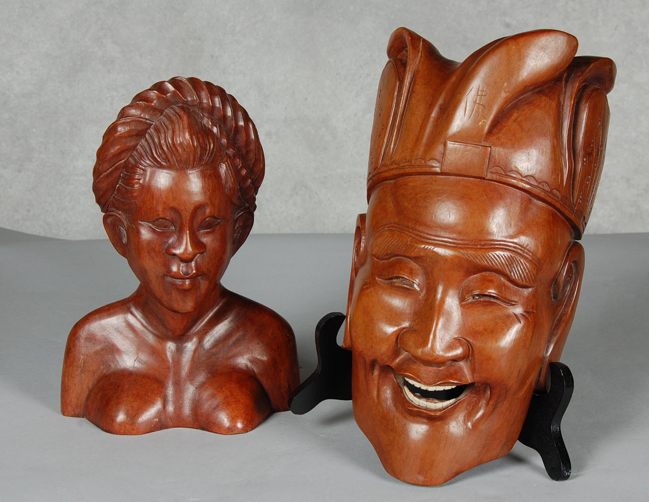 TRÄSKULPTURER, 2 st, orientaliska.