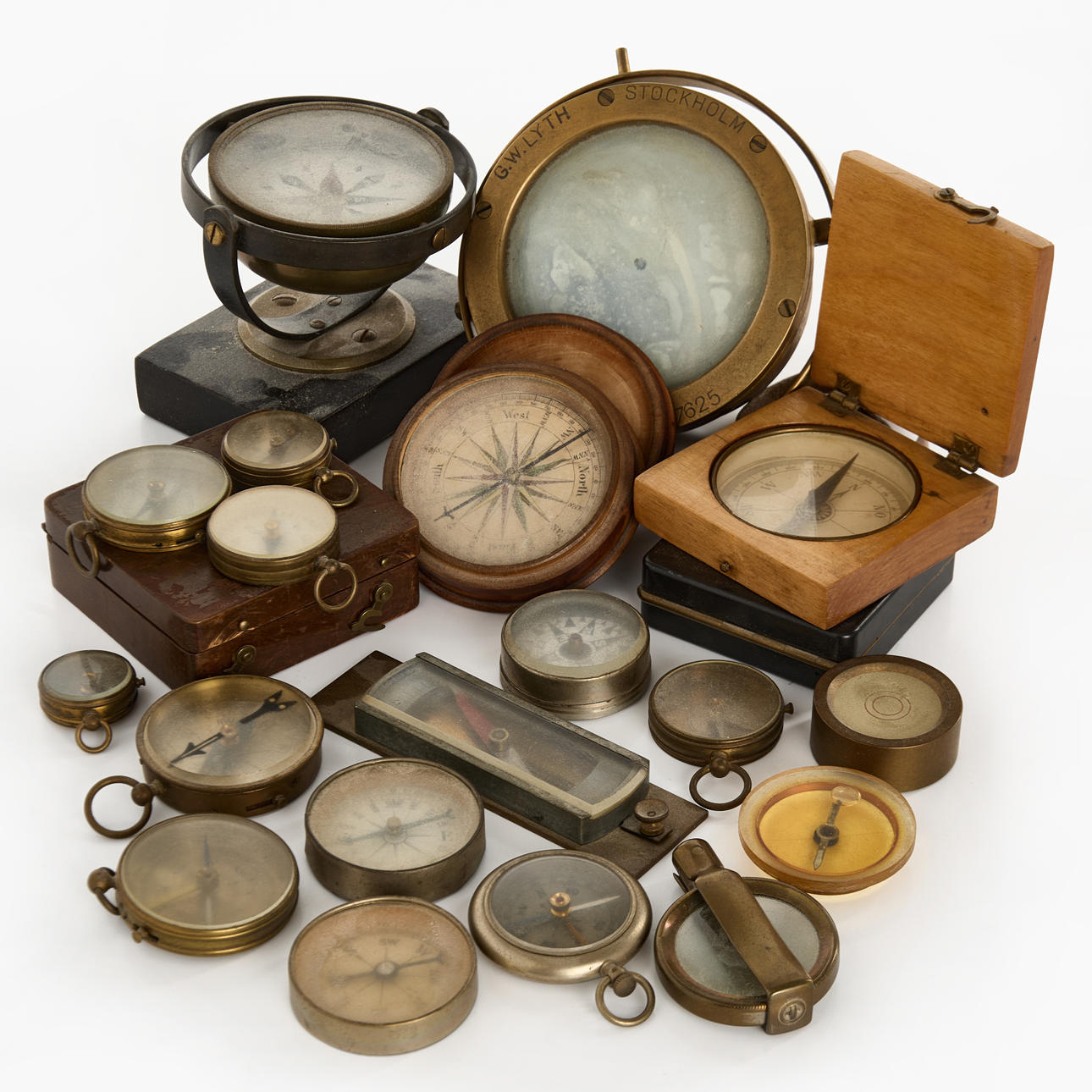 KOMPASSER (19), diverse, fickkompasser samt två båtkompasser.
