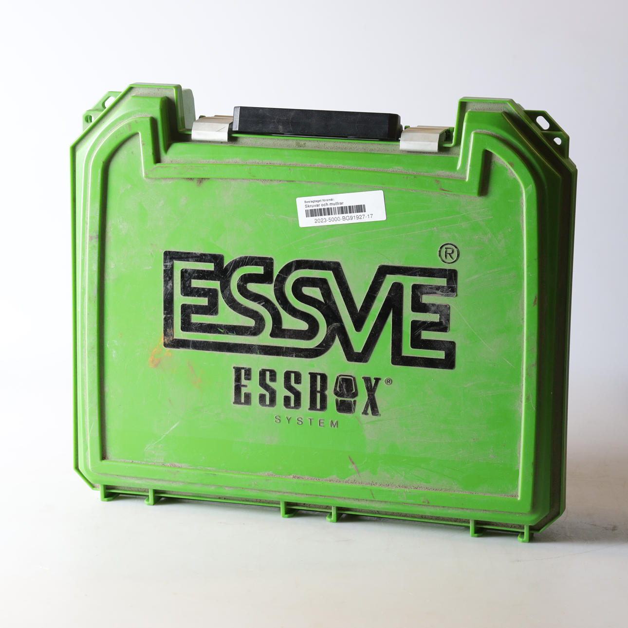 SKRUVAR & MUTTRAR, i Essve låda.