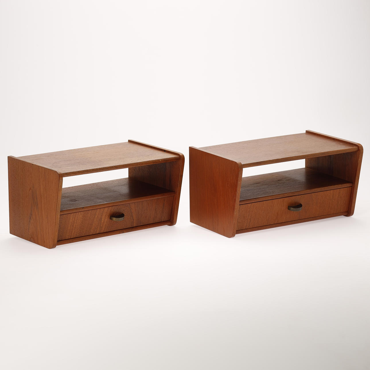 Et par væghængte sengeborde, teak og messing. Danmark. ca 1950-60 (2).